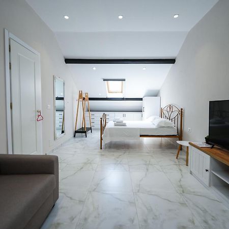 City Center Hideout - Studio Apartment Tirana Buitenkant foto