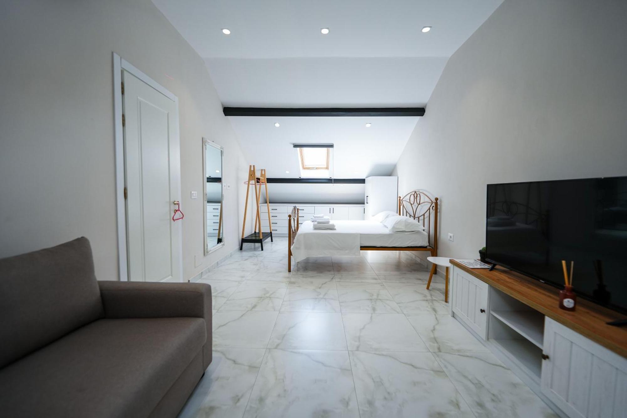 City Center Hideout - Studio Apartment Tirana Buitenkant foto