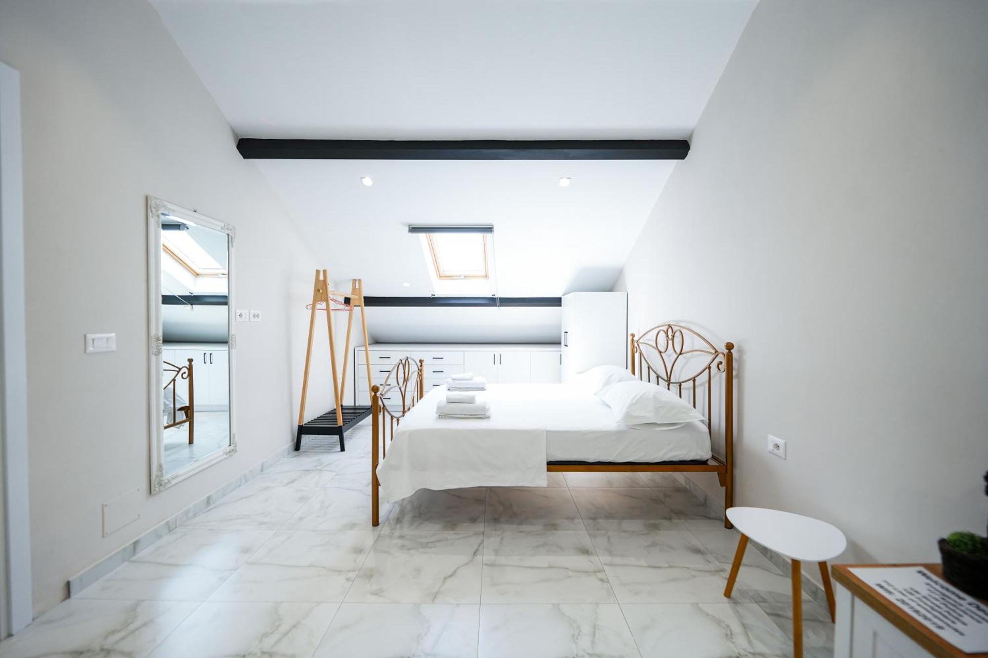 City Center Hideout - Studio Apartment Tirana Buitenkant foto