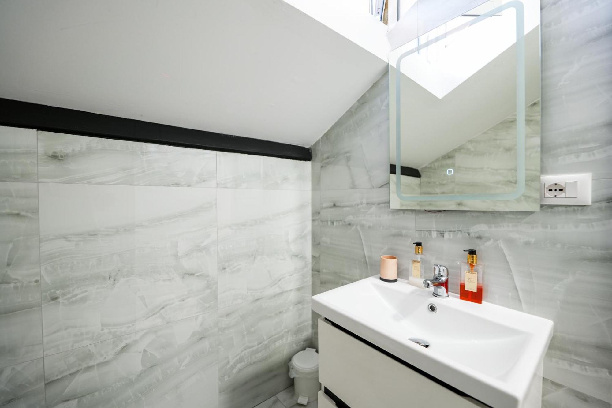 City Center Hideout - Studio Apartment Tirana Buitenkant foto