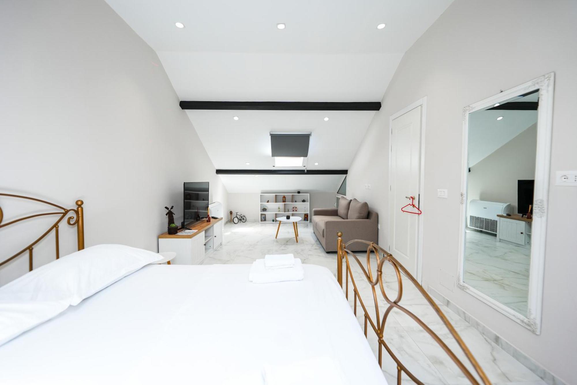 City Center Hideout - Studio Apartment Tirana Buitenkant foto